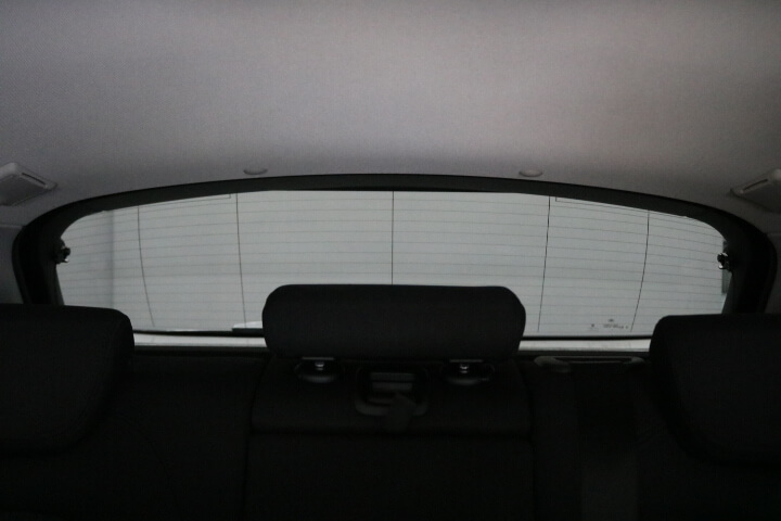 BMW 1シリーズのカーフィルム施工後内側のリアガラス
