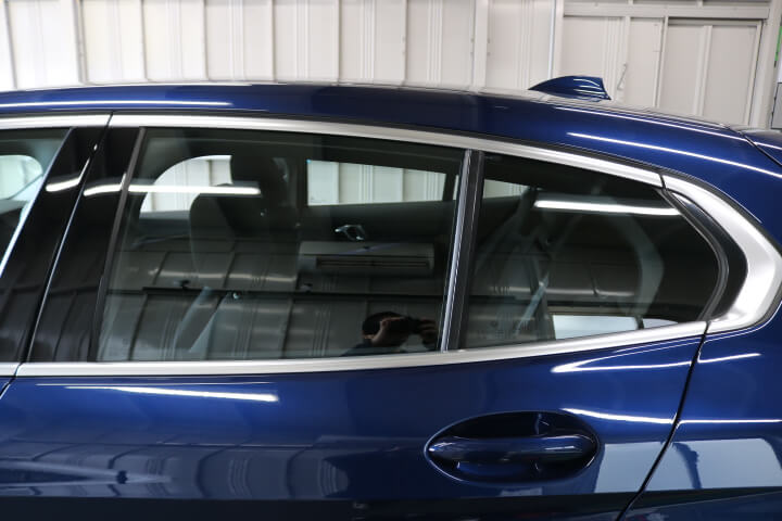 BMW 1シリーズのカーフィルム施工前の後ろドアガラス
