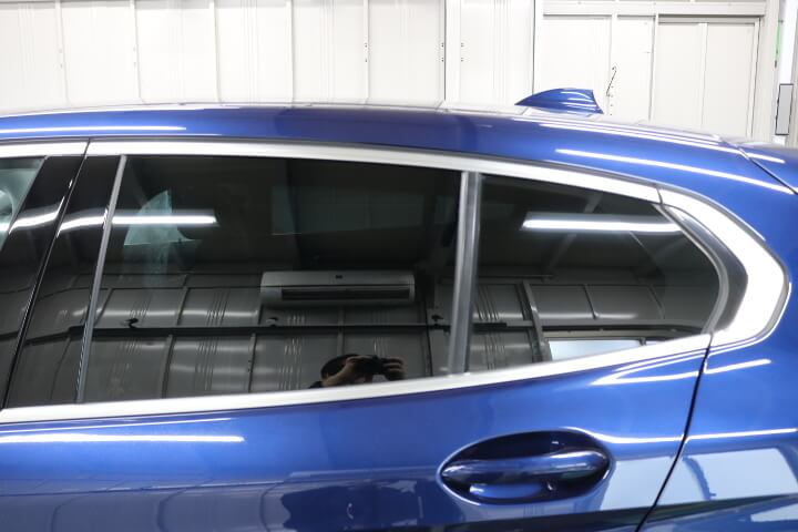 BMW 1シリーズのカーフィルム施工後の後ろドアガラス
