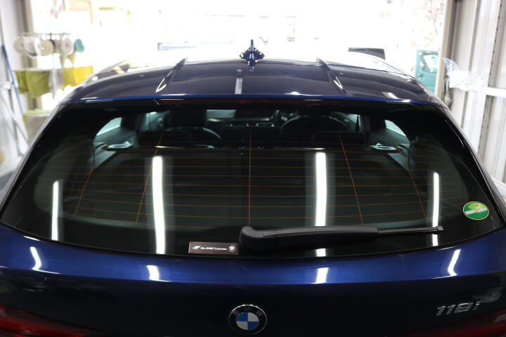 BMW 1シリーズのカーフィルム施工前のリアガラス
