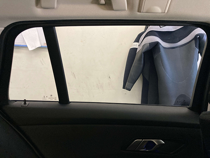 BMW3シリーズのカーフィルム施工後内側の後ろドアガラス
