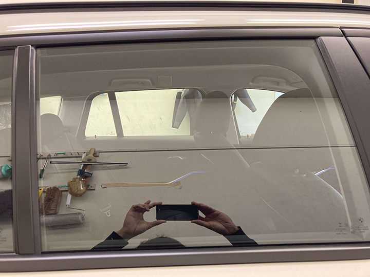 BMW3シリーズのカーフィルム施工前の後ろドアガラス
