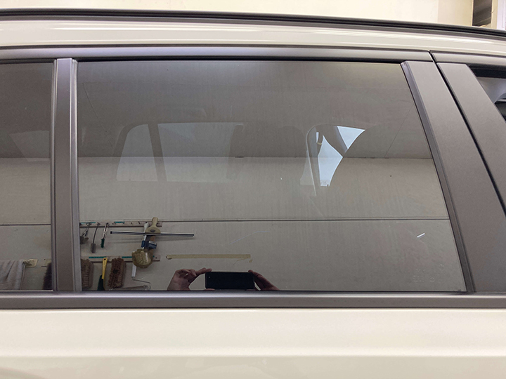 BMW3シリーズのカーフィルム施工後の後ろドアガラス
