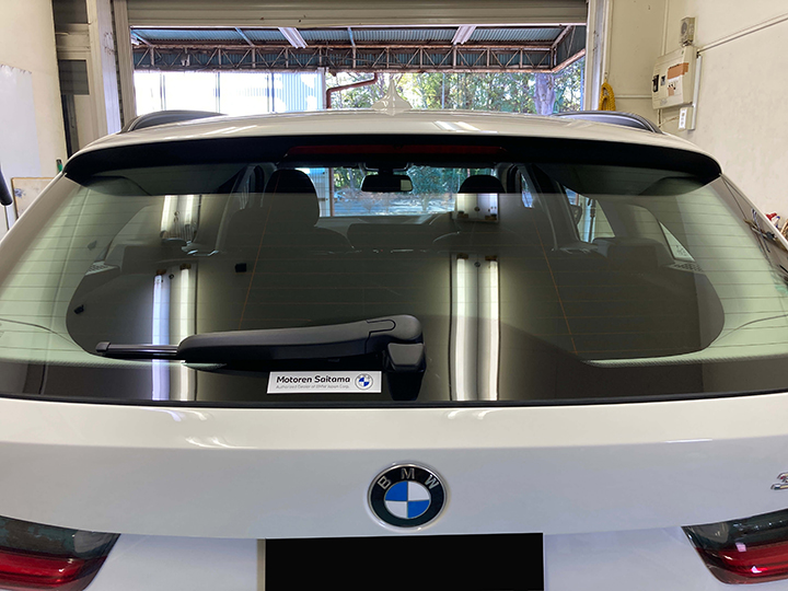 BMW3シリーズのカーフィルム施工前のリアガラス
