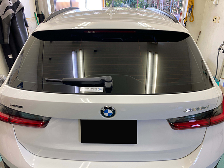 BMW3シリーズのカーフィルム施工後のリアガラス
