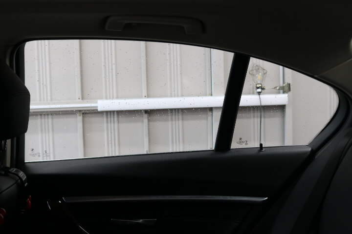 BMW3シリーズのカーフィルム施工前内側の右後ろドアガラス

