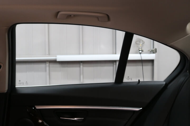 BMW3シリーズのカーフィルム施工後内側の右後ろドアガラス
