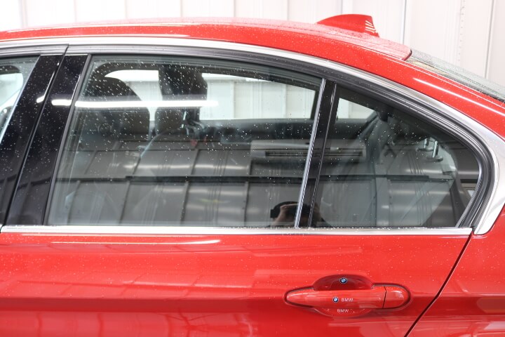 BMW3シリーズのカーフィルム施工前の左後ろドアガラス
