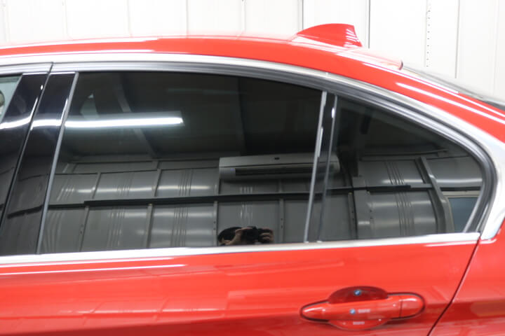 BMW3シリーズのカーフィルム施工後の左後ろドアガラス
