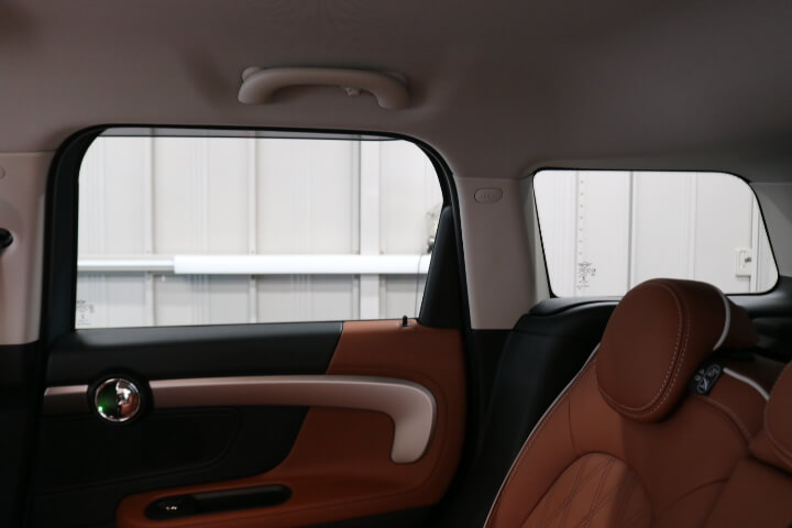令和3年BMWミニのカーフィルム施工後内側の右後ろドアガラス
