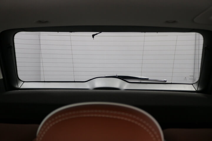 令和3年BMWミニのカーフィルム施工後内側のリアガラス
