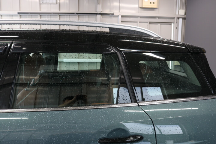 令和3年BMWミニのカーフィルム施工前の左後ろドアガラス
