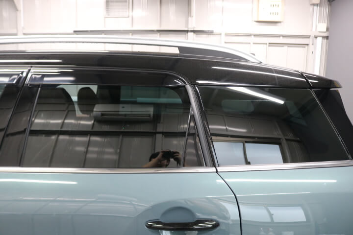 令和3年BMWミニのカーフィルム施工後の左後ろドアガラス

