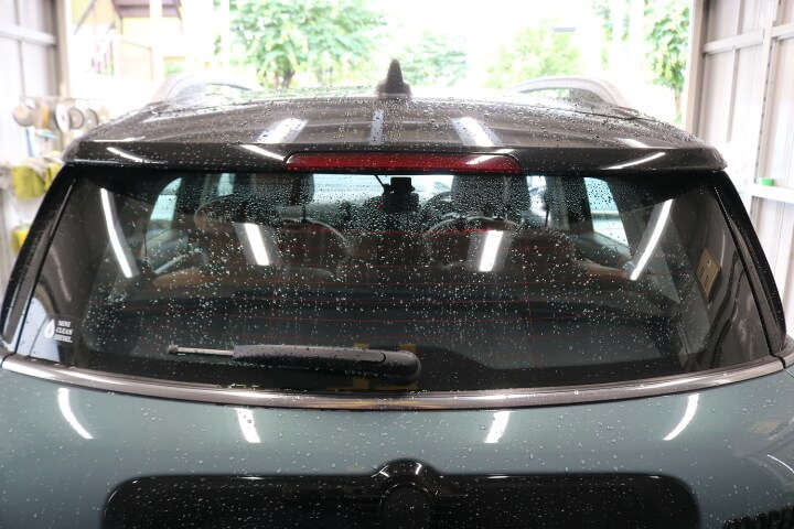 令和3年BMWミニのカーフィルム施工前のリアガラス
