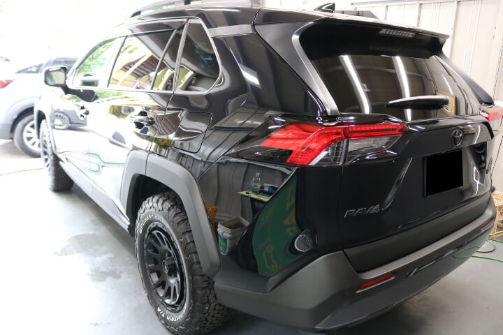 令和4年RAV4のカーフィルム施工後の左後ろ
