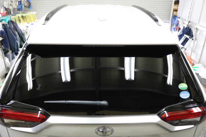 ＲＡＶ４のカーフィルム施工後のリアガラス
