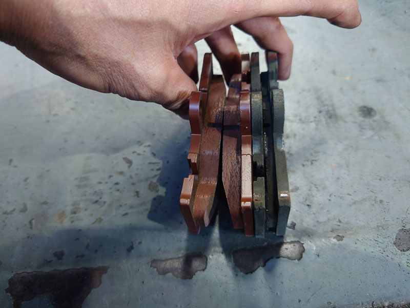 平成15年式のセルシオのブレーキパッドの新品部品との比較