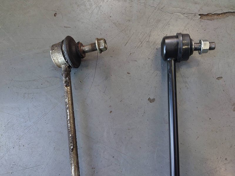 平成27年N-BOXのフロント右スタビライザーリンクの新品部品との比較