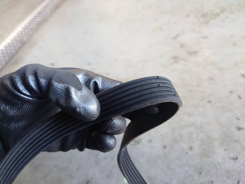 令和2年ハスラーのファンベルトの亀裂