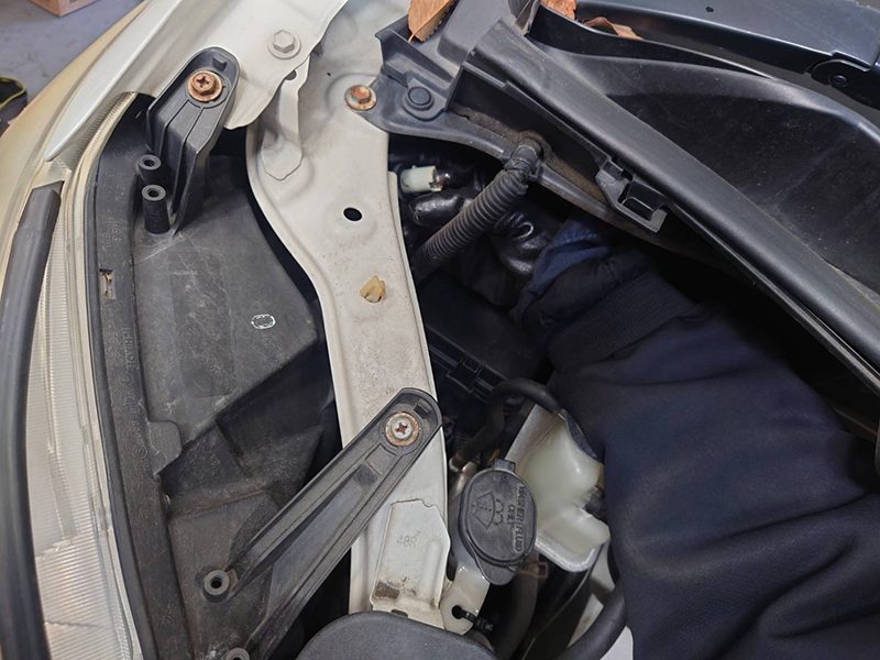 平成21年式のアルファードの右ポジションバルブ交換