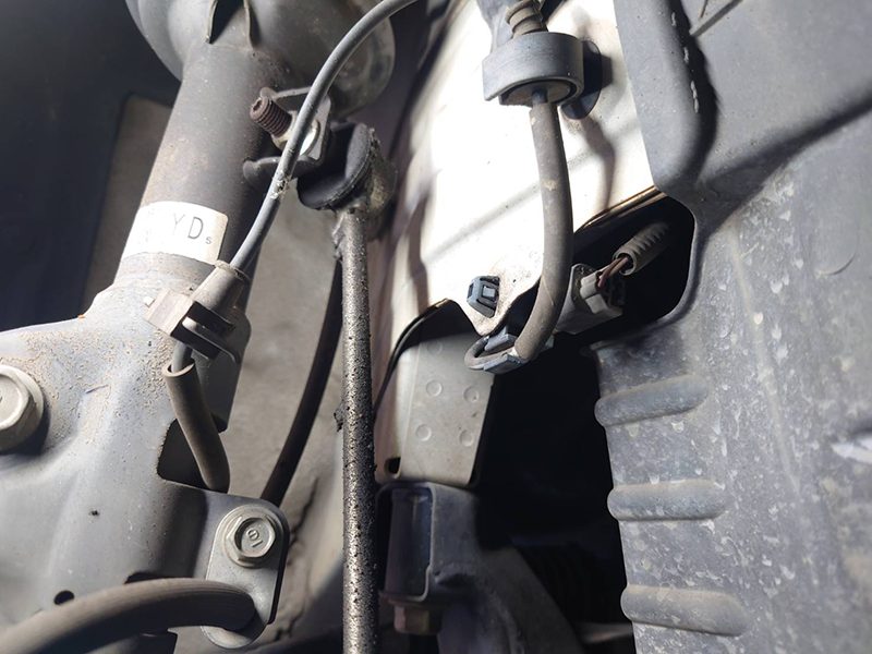 平成27年N-BOXのフロント右スタビライザーリンク取替