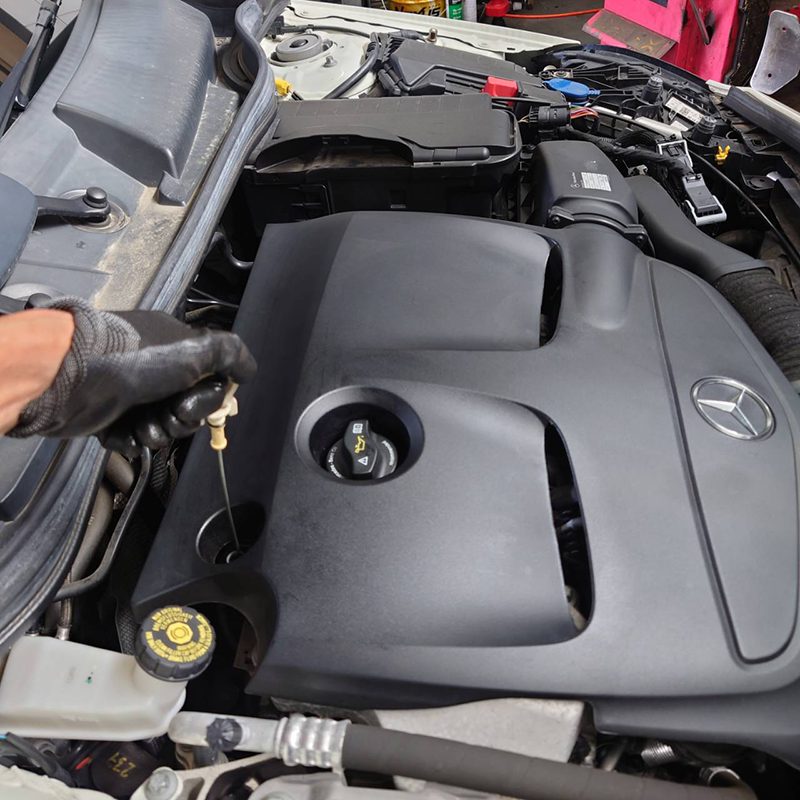 ベンツのエンジンオイル点検