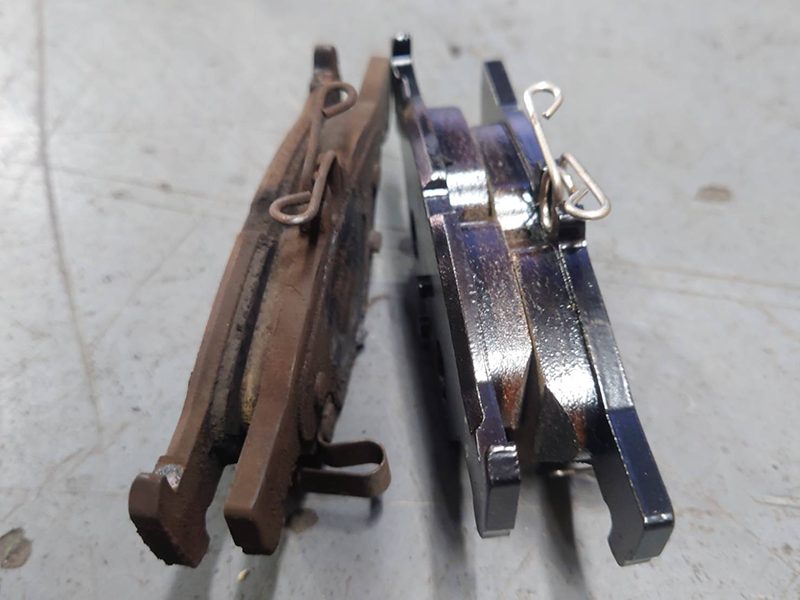 平成27年式レヴォーグのブレーキパッドの残量比較