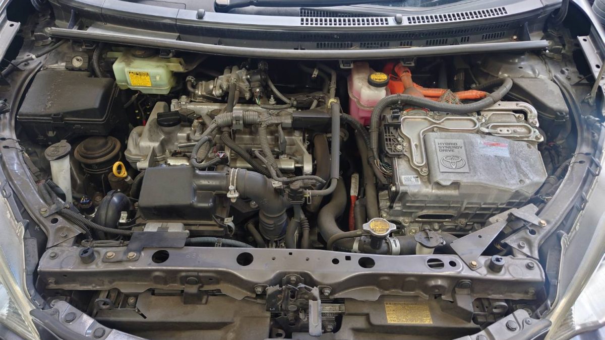 車検点検時のアクアのエンジンルーム