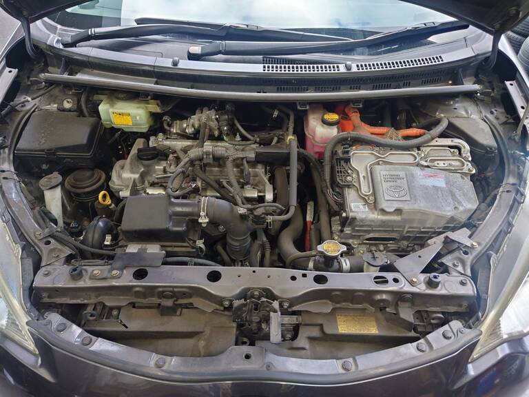 車検点検時のアクアのエンジンルーム