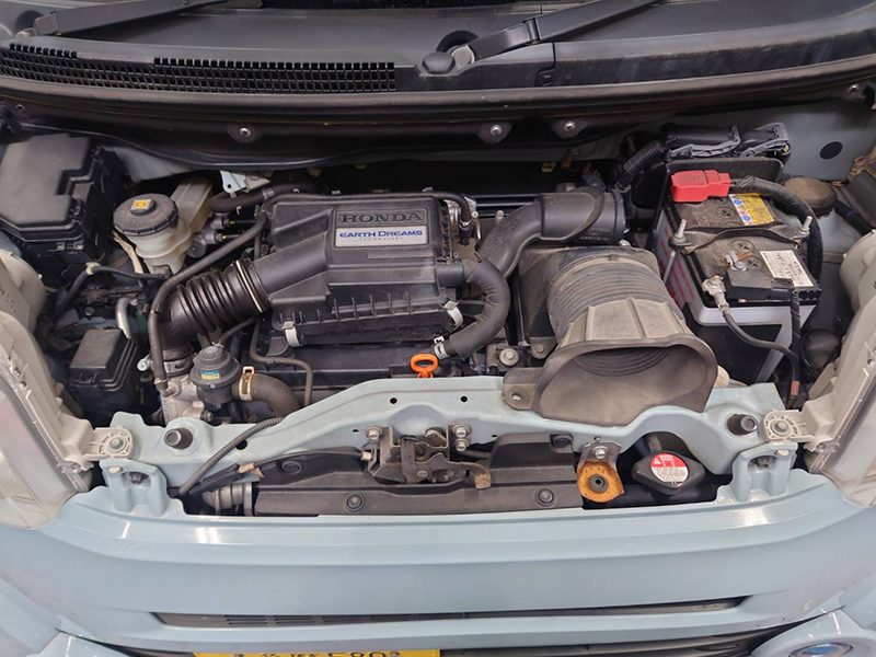 平成27年式N-BOXのエンジンルーム