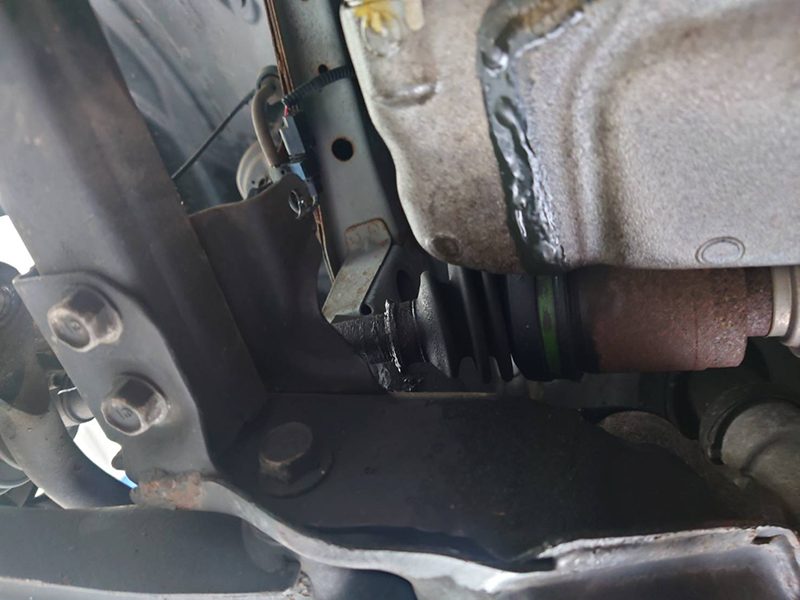 平成27年式N-BOXのフロント右のスタビライザーリンクブーツ破れ