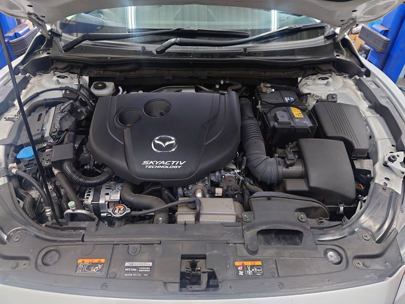 平成25年アテンザのエンジンルーム